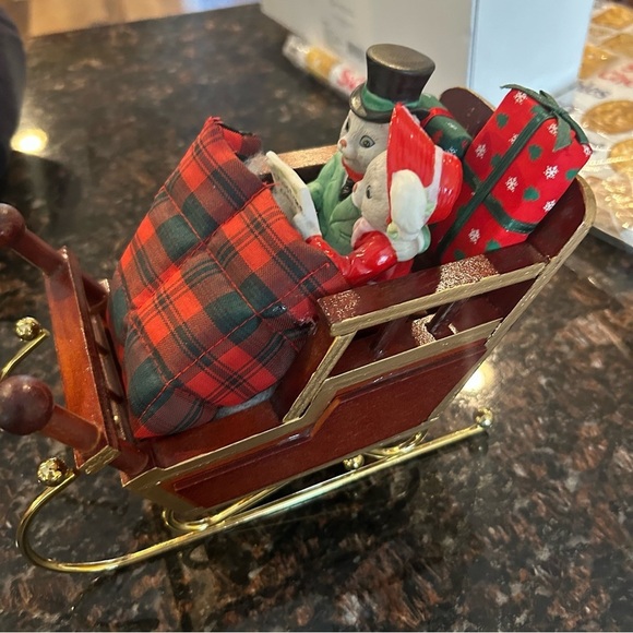 Vintage RARE HTF Enesco "Sleigh Ride" mice in sleight, figure, wind up music box - Picture 9 of 9